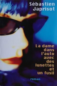 La dame dans l&rsquo;auto avec des lunettes et un fusil